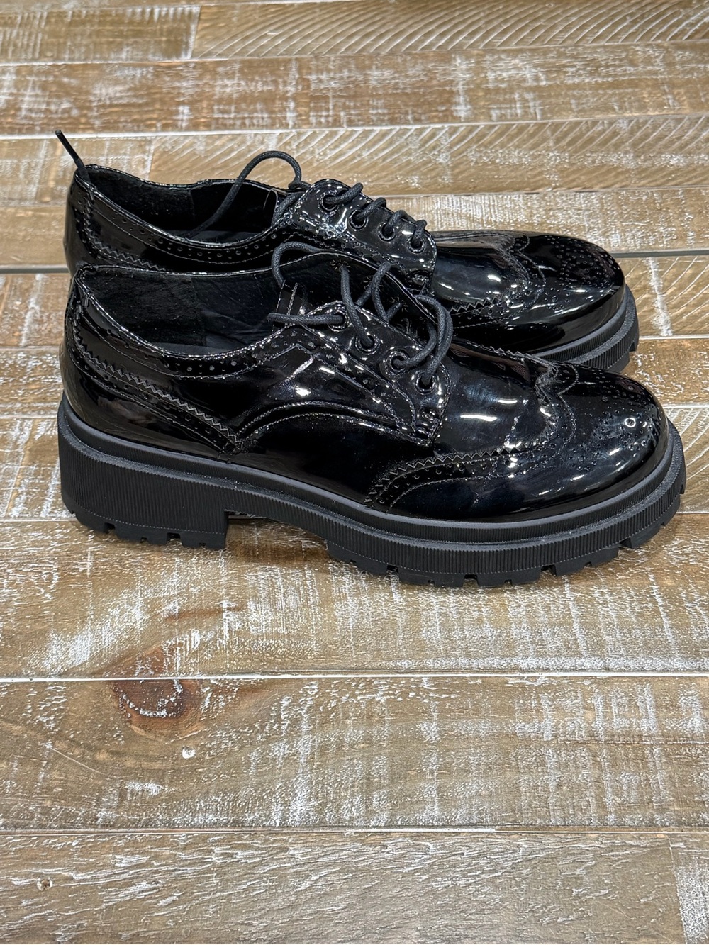 La Sheelah Black Patent Brogue Platform Oxfords -video in listing